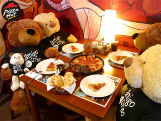 20 de Julho é o Dia do Amigo, a Pizza Hut SP oferece promoções e presentes personalizados para a data